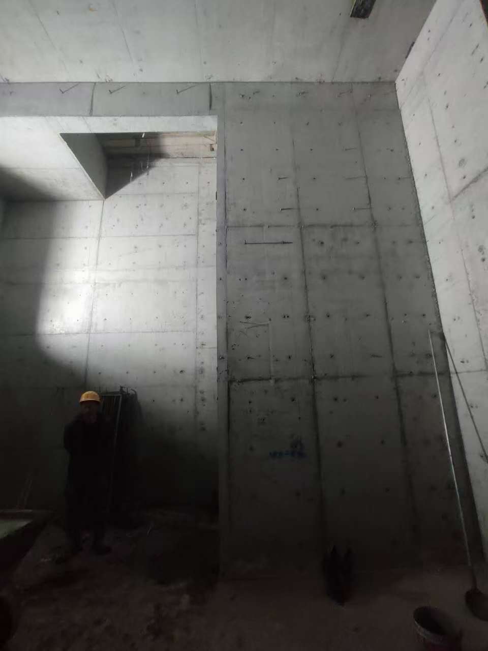 通川墙上开槽钢筋断了有影响吗